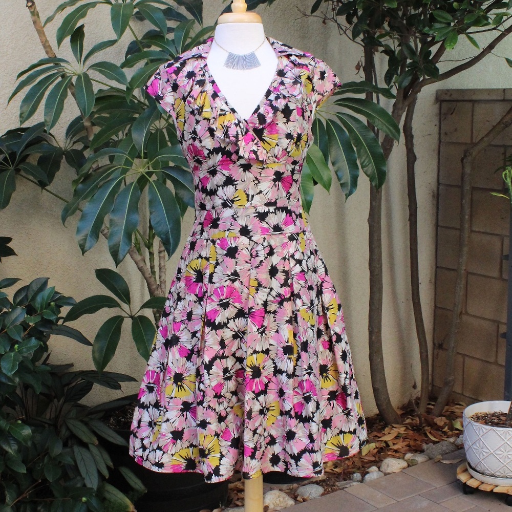 Kay Unger floral cocktail dress Fit and flare style Women's size 6 Vibrant color